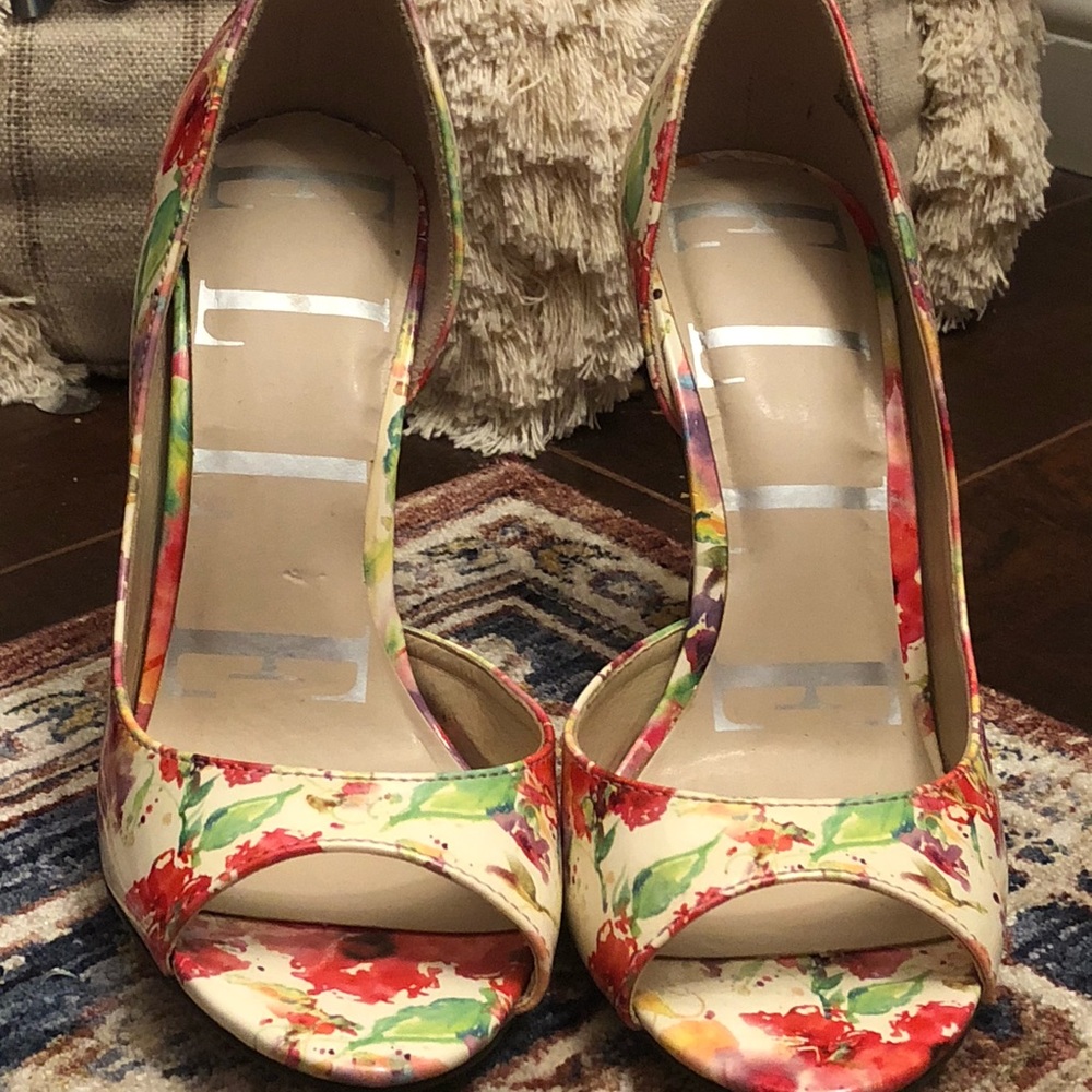 Gorgeous floral print peep toe heels. Size 10
